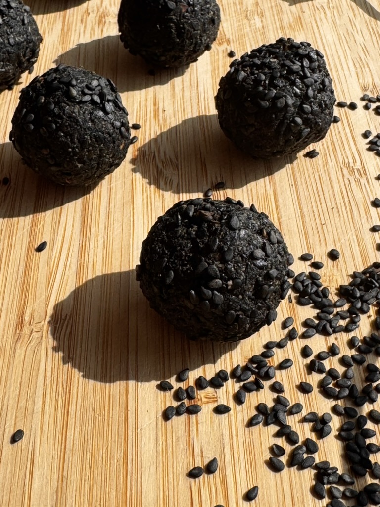 Black Sesame Bites – бонбони с черен сусам